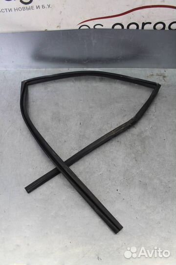 Уплотнитель стекла двери передней правой Nissan X