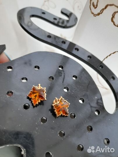 Серьги гвоздики с янтарем