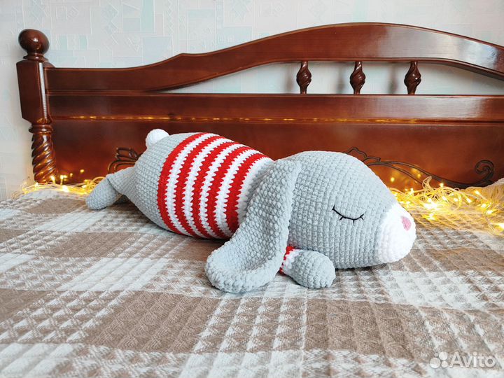 Вязаная плюшевая игрушка подушка Зайка
