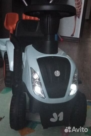 Синий трактор с прицепом