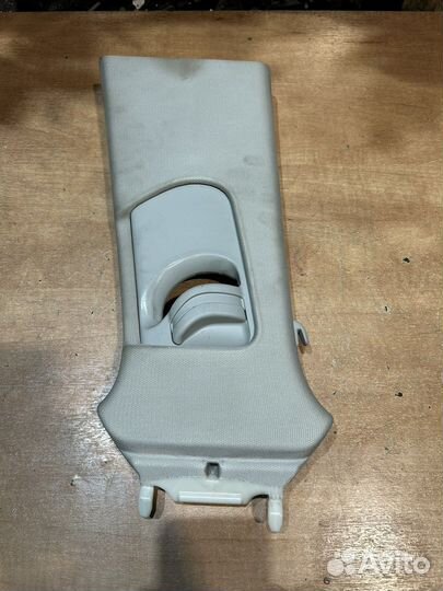 Обшивка средней стойки левая Audi Q3