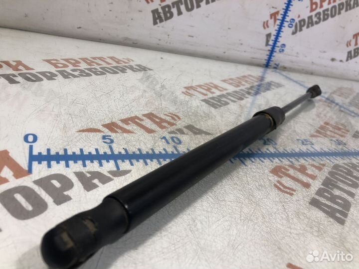 Шкода Фабия Амортизатор задней крышки багажника