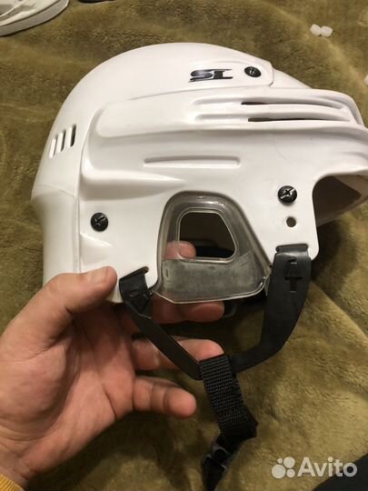 Хоккейный шлем