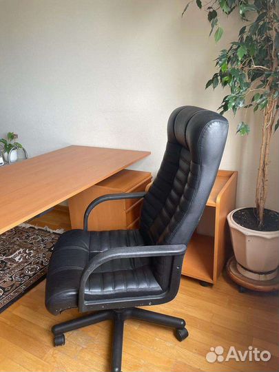 Офисное кожаное кресло