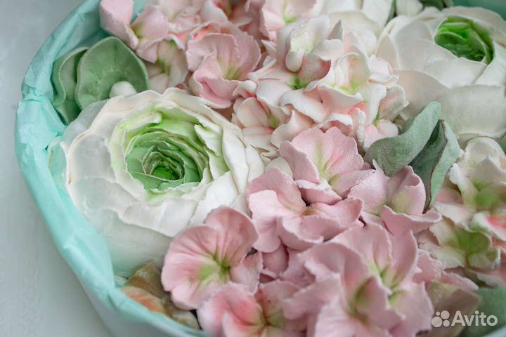 Зефирные цветы в круглой коробке с окном