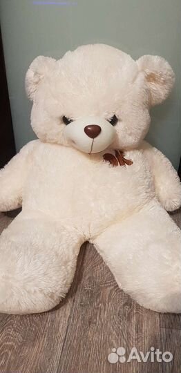 Большой плюшевый медведь