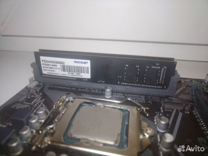 Материнская плата LGA 1200 с процессором и памятью