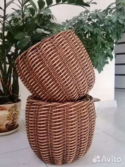 Плетеное кашпо из ротанга