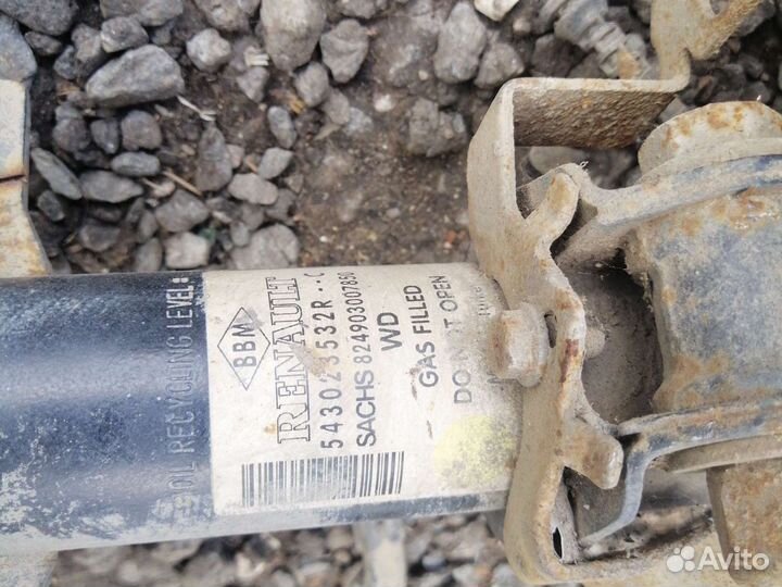 Кулак поворотный левый Renault Megan 3