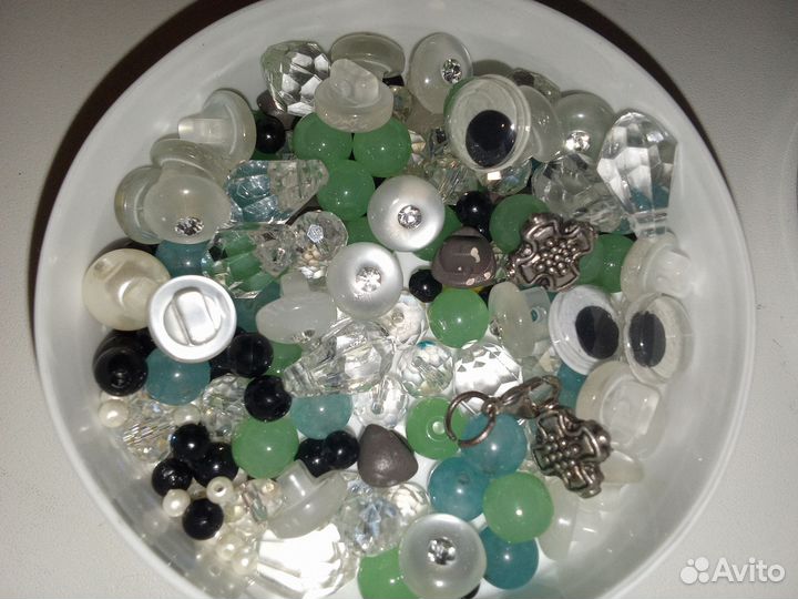 Бусины в железной коробочке