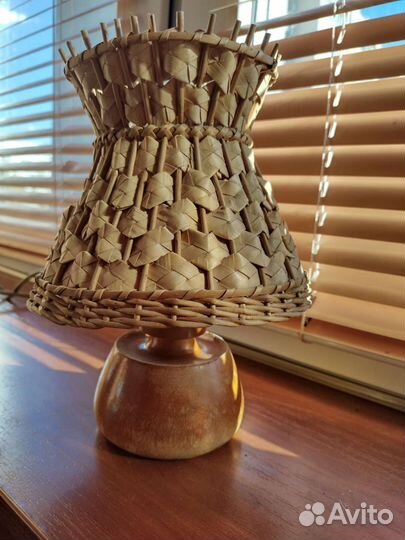 Настольный светильник из натуральных материалов