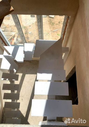 Лестница прямая на металлокаркасе