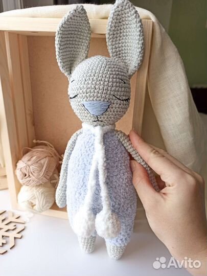 Вязаный игрушка заяц символ нового года