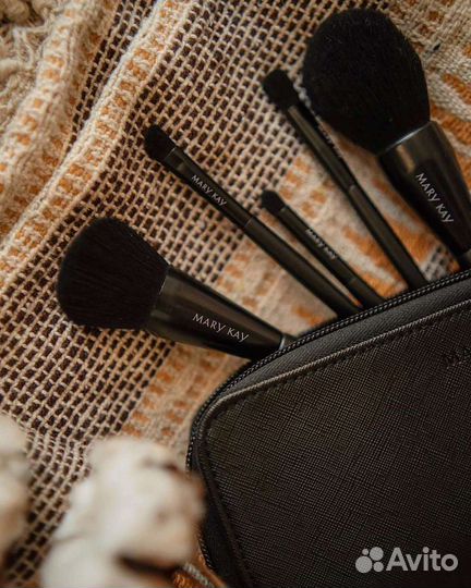 Очищающая щётка, кисти, футляры Mary Kay
