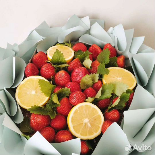 Букет из фруктов и ягод и овощей