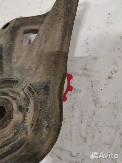 Кронштейн подрамника задний левый, првый Б/у toyot