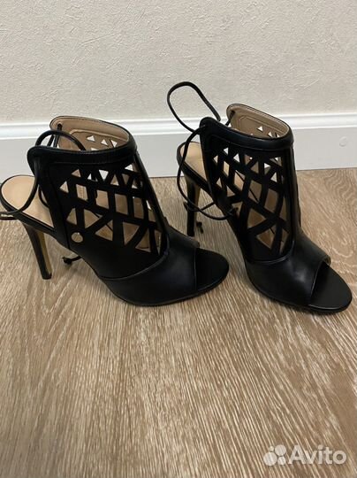 Босоножки Guess