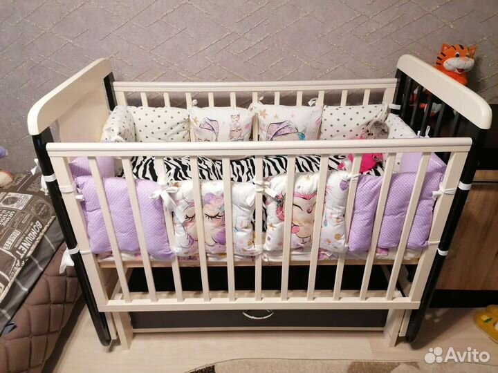 Детская кроватка с маятником и ящиком