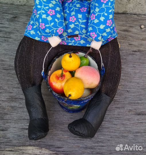 Сувенир ручной работы дедушка с ведром фруктов