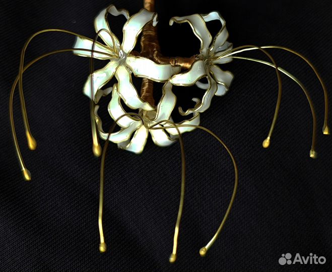 Брошь белая паучья лилия ликорис