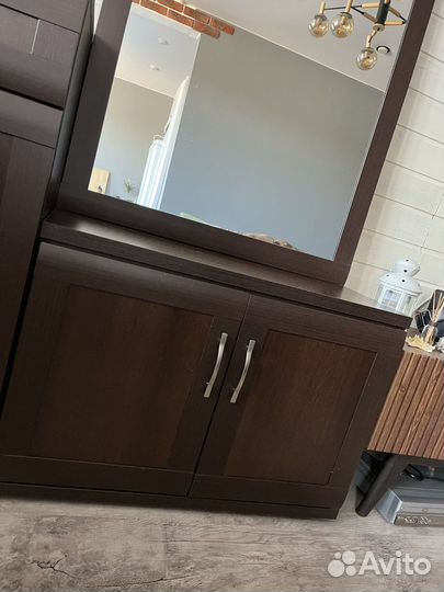 Зеркало, тумбы, комоды