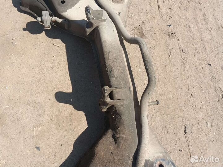 Подрамник Mitsubishi Carisma