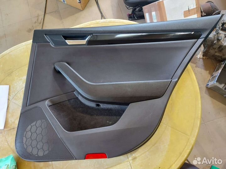 Дверные карты Canton, подсветка Skoda Superb 3