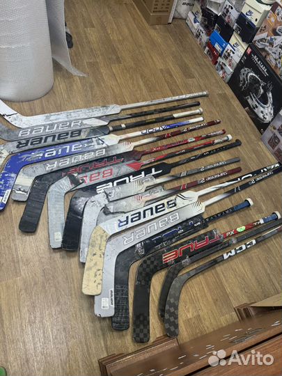 Обломки хоккейных клюшек