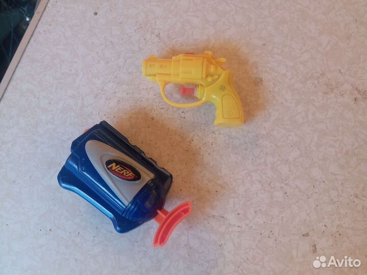 Водные пистолеты и шумелка на велосипед