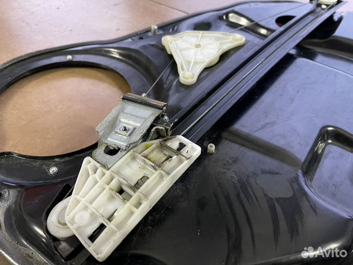 Задний стеклоподъемник левый mercedes w164 gl164 m