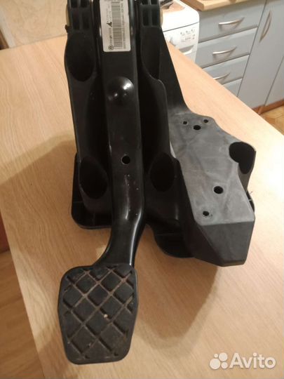 Продам педаль газа и педаль тормоза