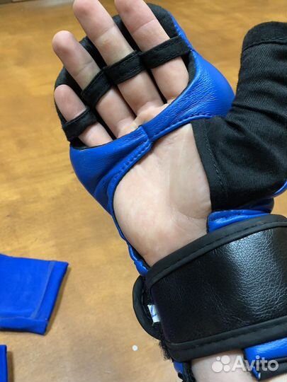 Шлем с перчатками и накладки на ногу