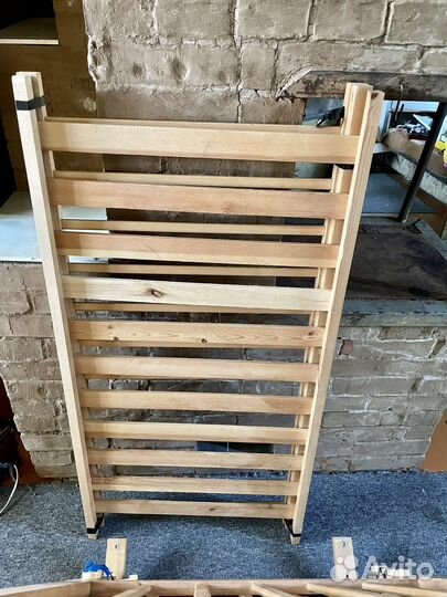 Детская кроватка с маятником