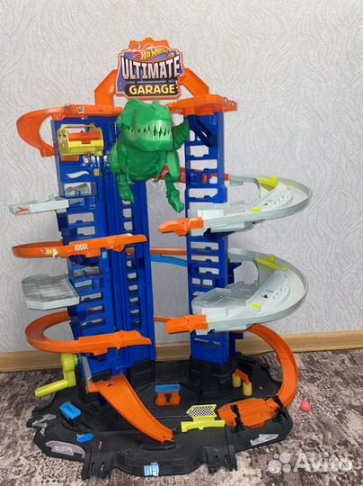 Хот вилс трек гараж с динозавром