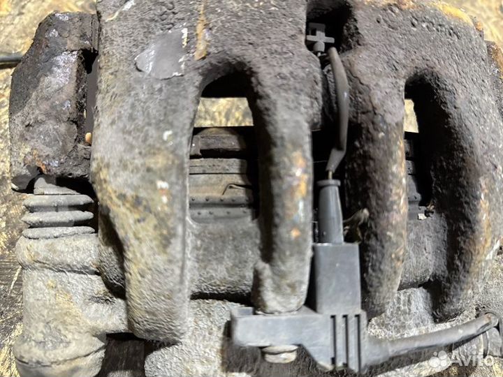 Суппорт тормозной передний правый Mercedes Vito