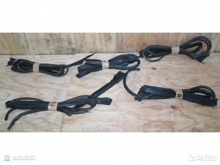 Уплотнение двери на toyota crown MS137 7M-GE