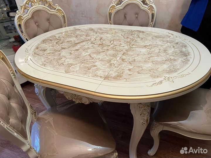 Стол со стульями в гостинную