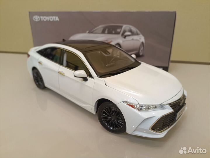 Toyota Avalon V (2018-2023) White 1:18