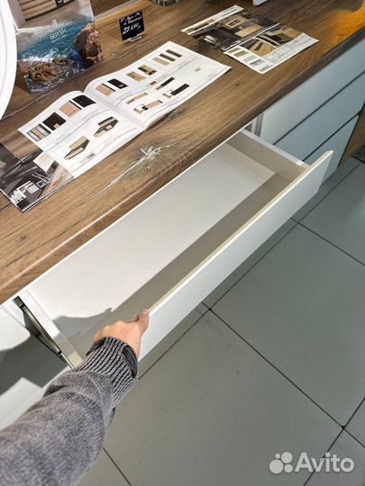 Кухня белая 360 см со столешнецей