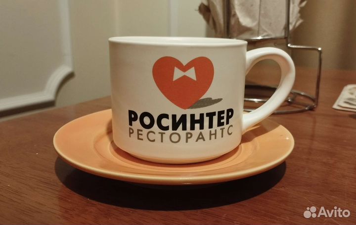 Набор чашек с блюдцами на подставке