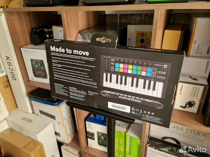 Novation LaunchKey Mini MK3 миди клавиатура