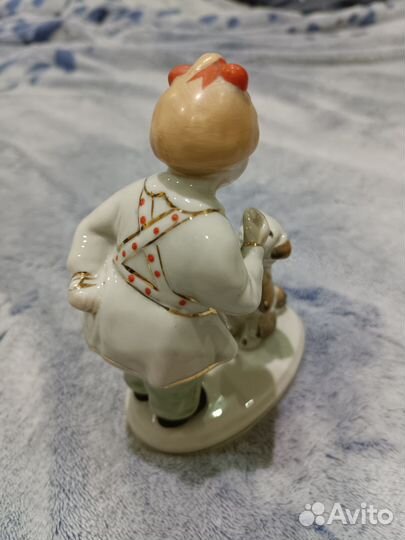 Фарфоровая Статуэтка 