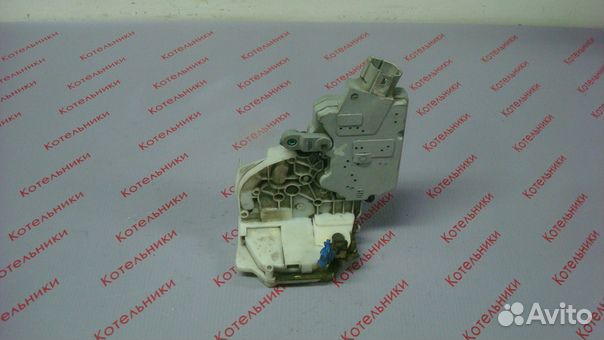 Nissan 82502-2F000 Замок задний правый