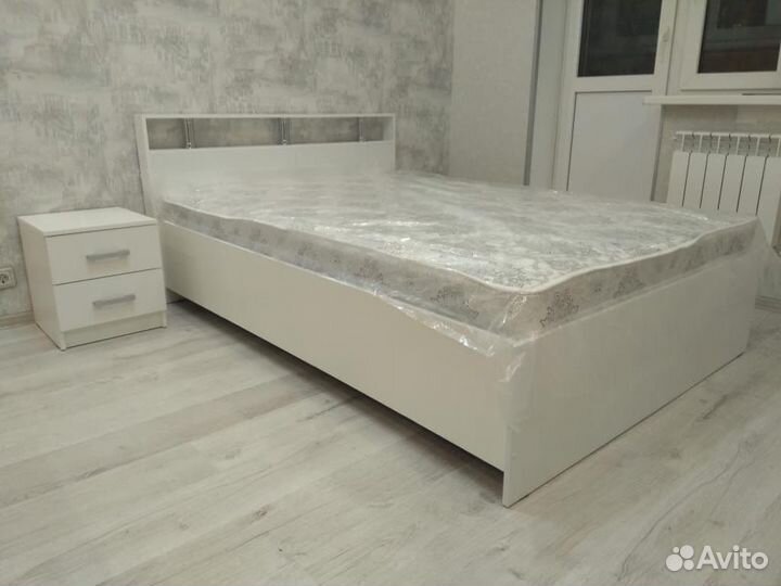 Кровать с матрасом 140х200