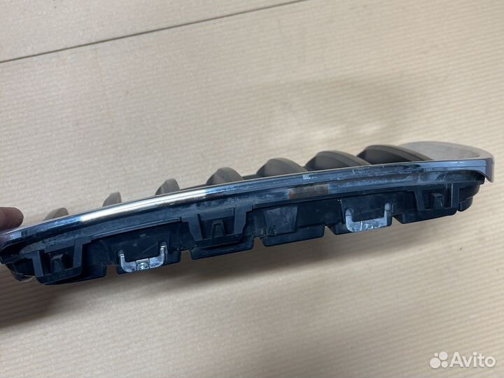 Решетка радиатора правая BMW F48