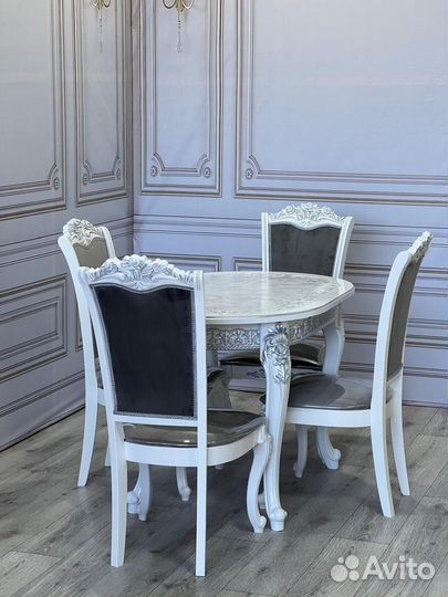 Стол и стулья