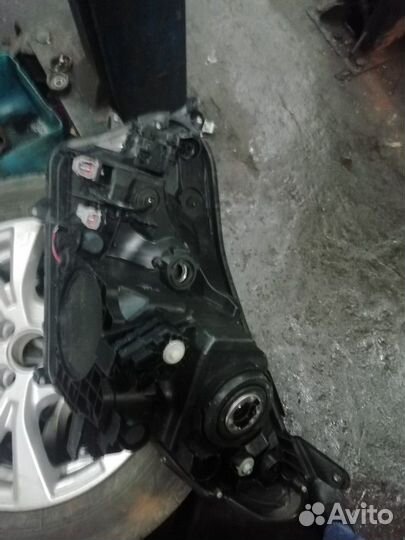 Фара правая Toyota Rav4 с 2015 года галоген