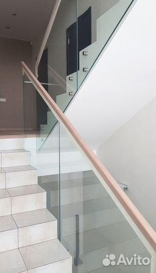 Стеклянное ограждение для лестницы