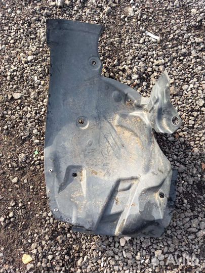 Подкрылок передний правый Renault Fluence