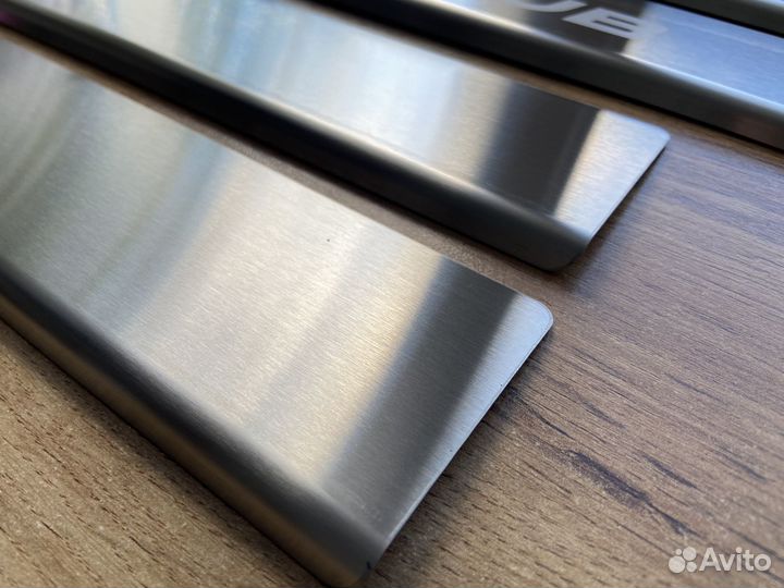 Оригинальные накладки на пороги LADA Xray Club